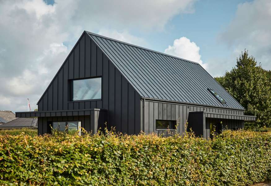 Red-brick house from the 1970s “repackaged” in steel profiles, Bakkelyparken 37, 8680 Ry